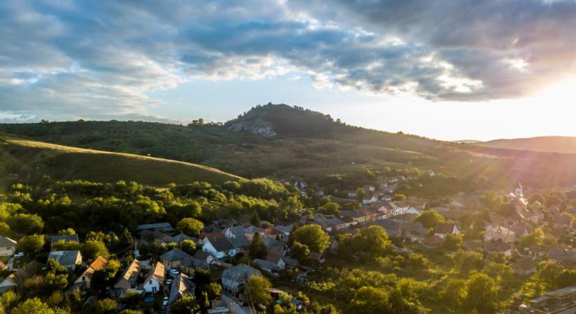 Tokod erősen szűri a beköltözőket: a polgármester szerint a rendelet nem kirekesztő, mert aki a feltételeknek megfelel, azt szívesen látják