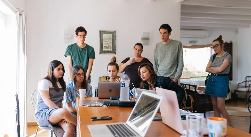 Pártpreferenciák: Az AUR uralja a mezőnyt – A fiatalok nehezebben adják a voksukat