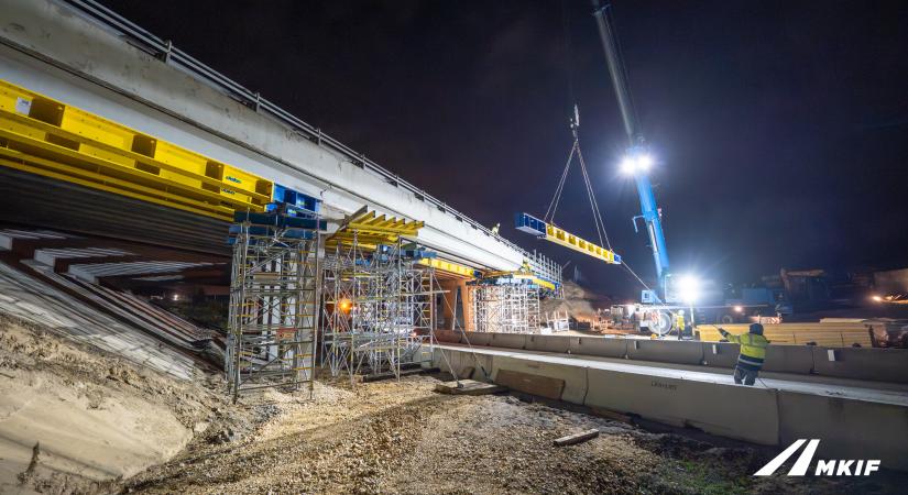 Éjszaka, erős szélben építettek nehézállványt híd alá az M1-esnél - GALÉRIA