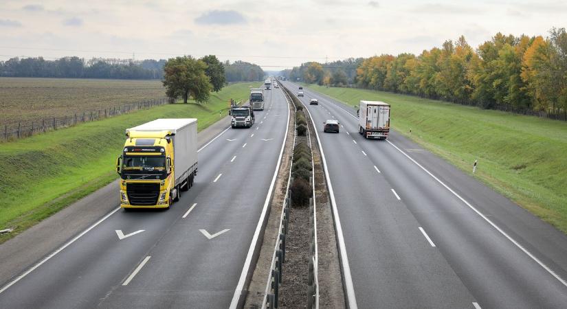 Kisbusz és kamion karambolozott az M1-esen Lébénynél, mentőhelikoptert is riasztottak