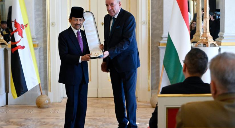 Magyar állami kitüntetést kapott Brunei szultánja Sulyok Tamástól