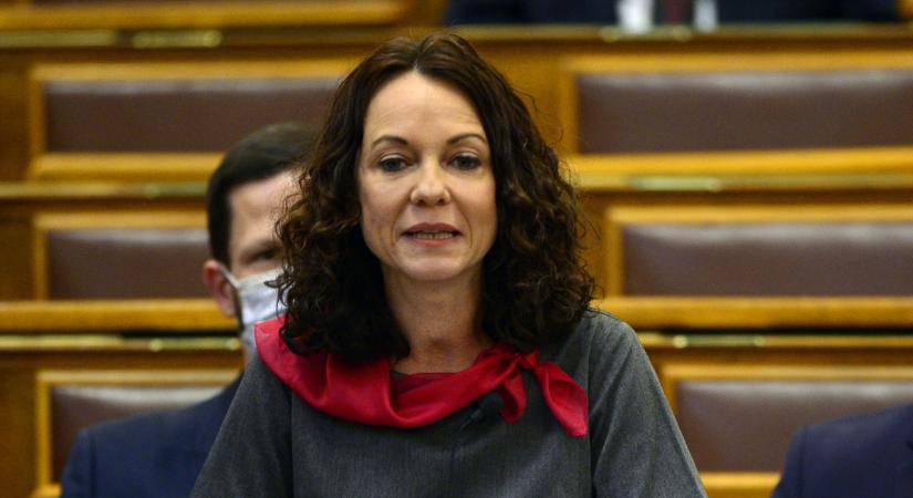 Bő hárommillióra büntették Szabó Tímeát, nem akárkinek a jelenlétében