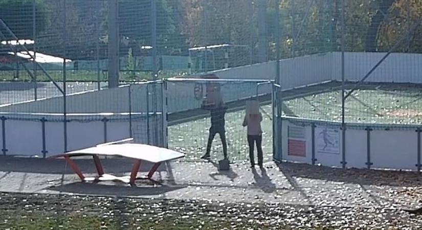 Nem találunk szavakat: lopás egy pécsi iskolában: két felnőtt lehet az elkövető (FOTÓK)