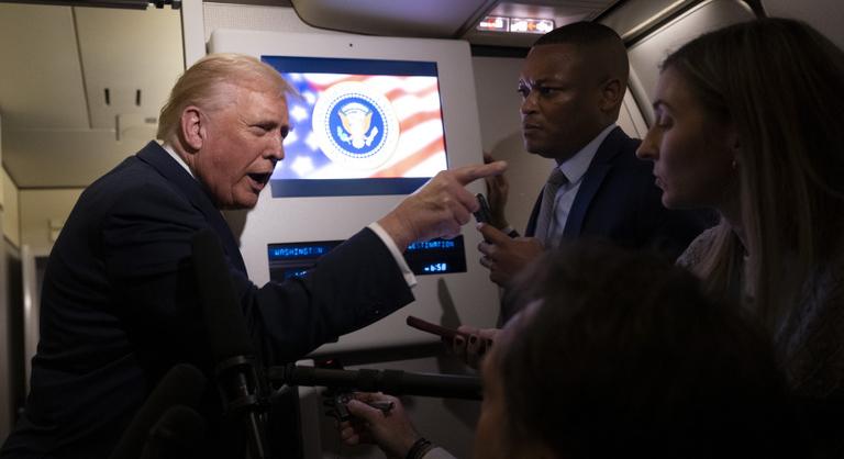 „Csendet, koca!” – így jelezte az egyik újságírónak Trump, hogy nem akar az Epstein-ügyről beszélni