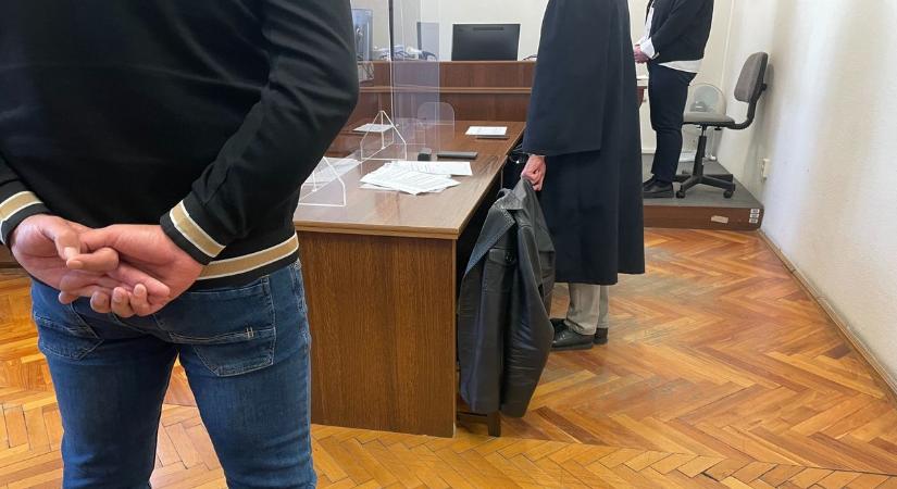 Milliókat csalt ki a házaspár egy idős férfitől, a nyugdíját is átvették helyette