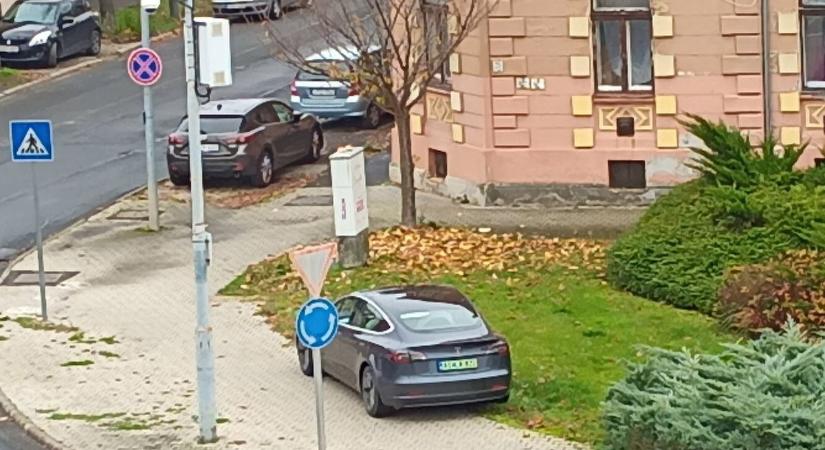 Pofátlan parkolás Szombathelyen, avagy járdán is jó lesz az