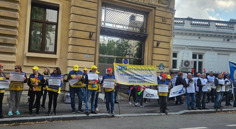 Bércsökkentéstől tartanak a pedagógusok – Szerdán tüntetnek