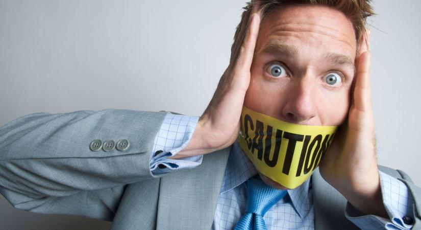 Szájzár, rettegés és kommunista Jurassic Park: a Tisza Párt előválasztása a baloldali visszatérés álarcosbálja