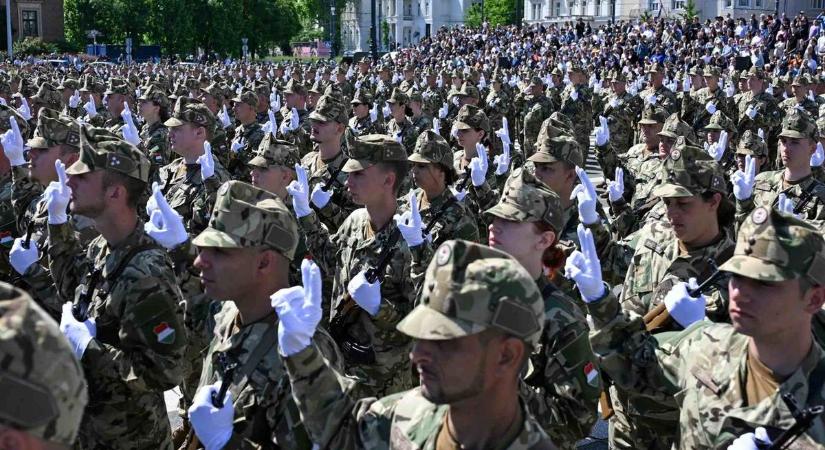 Egyszeri juttatást kapnak a honvédelmi dolgozók