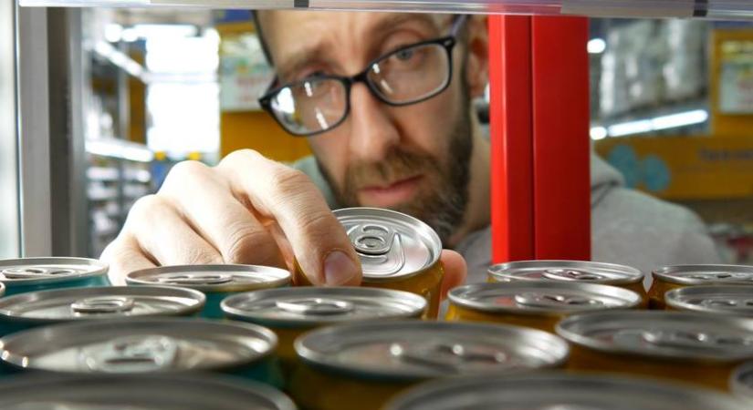 Kiöntötte az energiaitalát és elborzadt: videóra vette mi úszkál benne