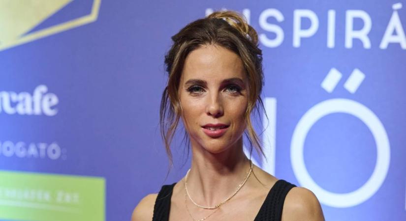 Rogán-Szendrei Cecília köldökig kivágott estélyiben mulatozott