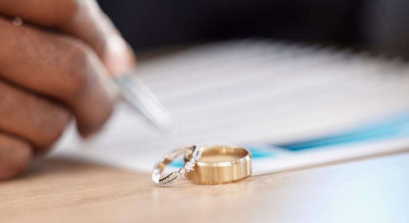 25 év közös élet után házassági szerződést akar a férfi – a nő totálisan ledöbbent