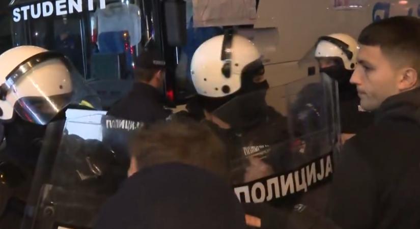 A rendőrség szerint nem az a rendőr ütötte a nőket Újvidéken, akit a polgárok „gyanúsítanak”