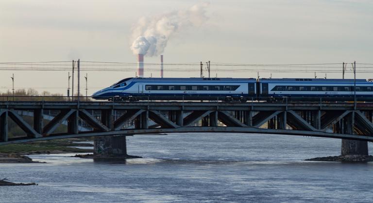 Elválik két világ – százperces Lengyelország, végtelen késésben Magyarország