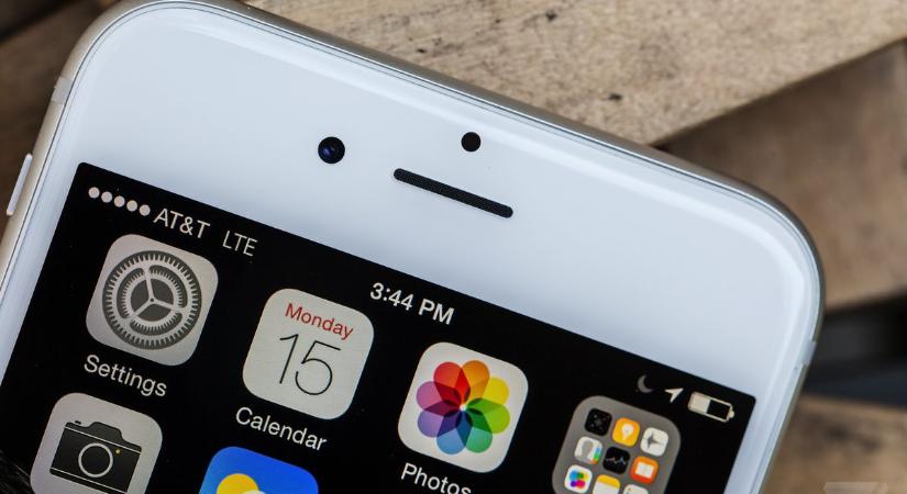 Ismét perlik az Apple-t az iPhone szándékos lassítása miatt
