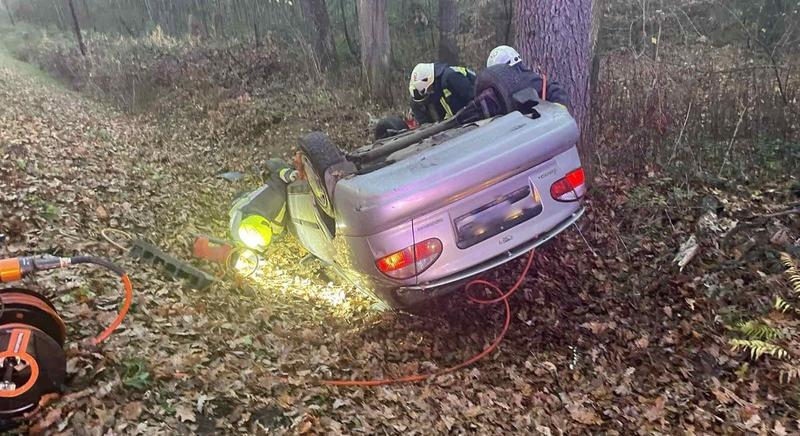 Felborult egy autó Kisbajom közelében