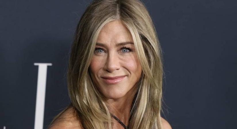 Az 56 éves Jennifer Aniston csillogó estélyibe bújt: ragyogott jóképű pasija oldalán
