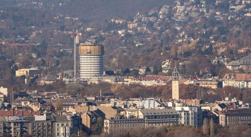 Különleges szerkezet került a megújuló Körszálló falára