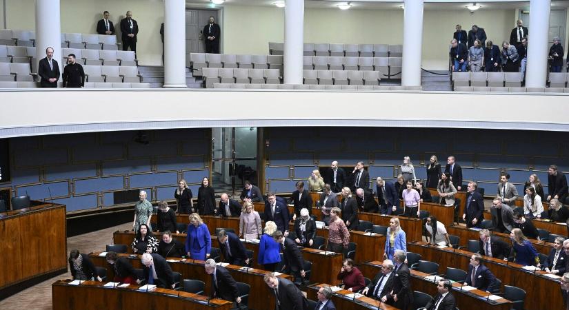 Botrányba fulladt az ukrán parlamentben a korrupciós botrányba keveredett miniszterek menesztéséről szóló szavazás