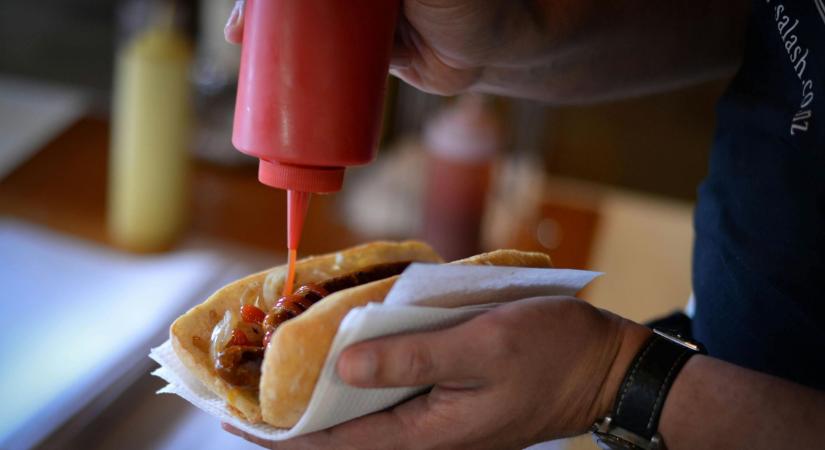 Nem kaviár, hanem csípős hot-dog: zseniális videón, ahogy Orbán Viktor az amerikai utcán falatozik a lányával  videó
