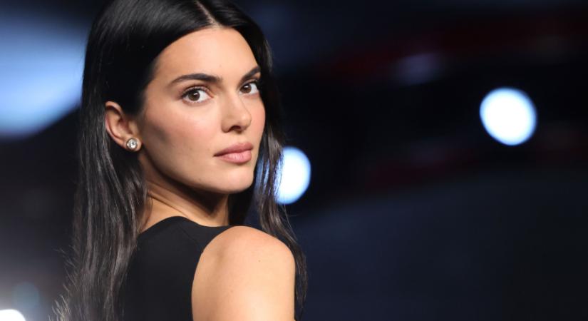 Francia báj: Kendall Jenner ruhája Brigitte Bardot jellegzetes stílusát idézte meg