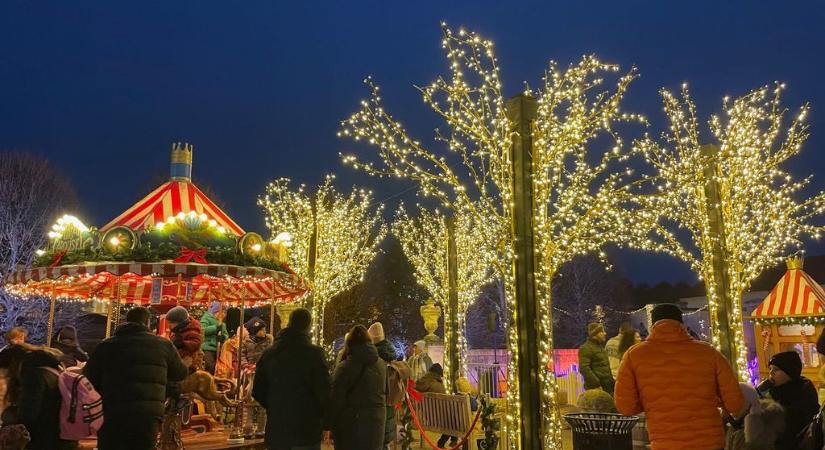 Öt hétvégén keresztül mesés fényinstallációkkal várja az adventi vásár a látogatókat Schloss Hof kastélyában