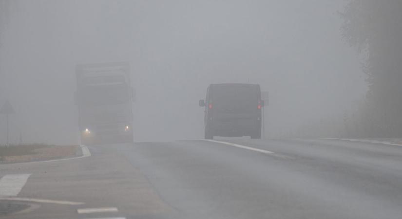 Sűrű ködben eltévedt idős férfit kísért haza a rendőrség