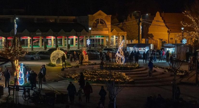 Ezen a hétvégén nyit az adventi falu a Füreden