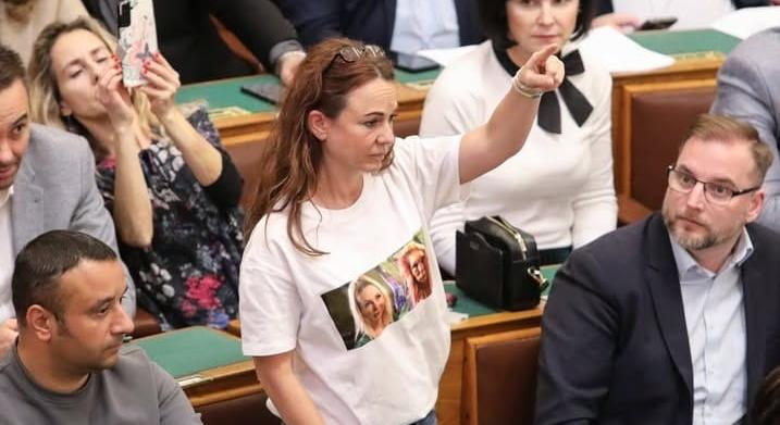 Felmutatta az összevert Orosz Bernadett fotóját, ezért 3,4 millió forintot vontak el Szabó Tímeától