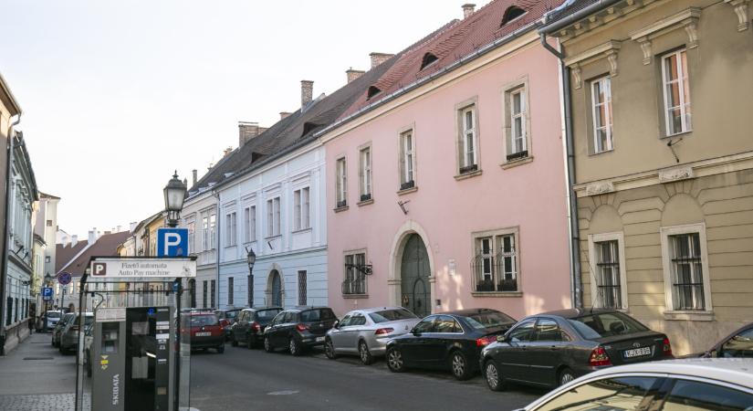 Újabb 47 műemlék lakás eladásáról döntött a budavári önkormányzat, jól járt egy fideszes képviselő is