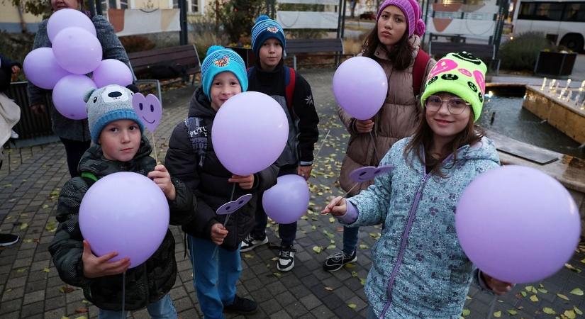 A koraszülöttek helyzetére hívták fel a figyelmet a lila villámcsődülettel – fotók