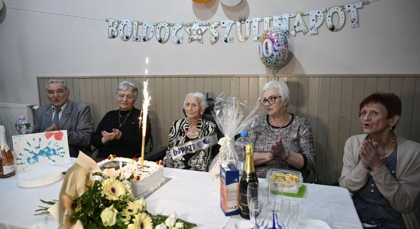 A százéves Erzsi nénit köszöntötték - Fantasztikus fotókon, videón a születésnap