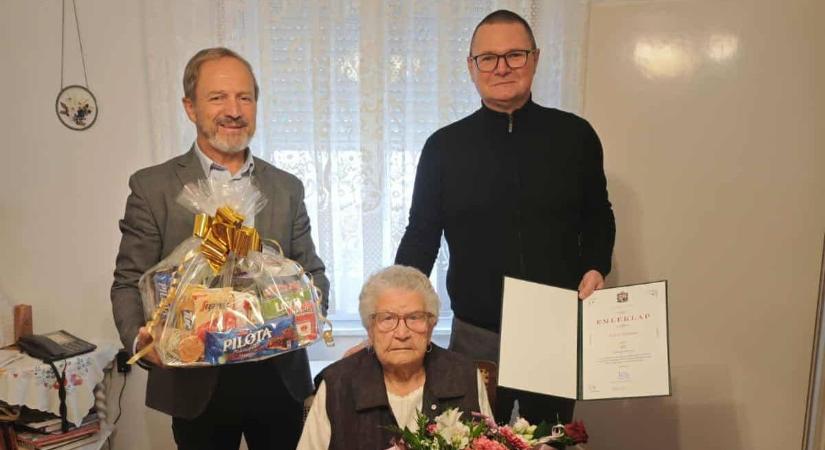 Megható köszöntés Rumban: 90 éves lett Cséve Istvánné Margit néni