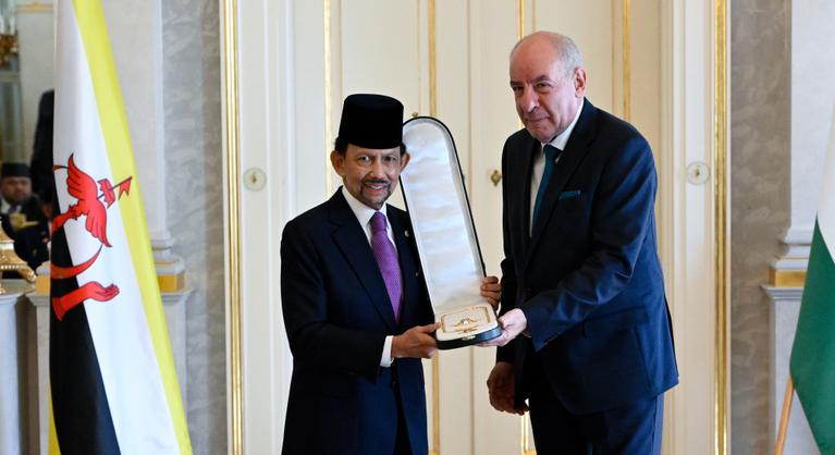 Magyar Érdemrend nagykeresztet kapott Sulyok Tamástól a brunei szultán