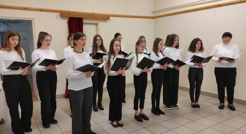 Diákok lepték meg a hadiárvák vásárhelyi szervezete tagjait