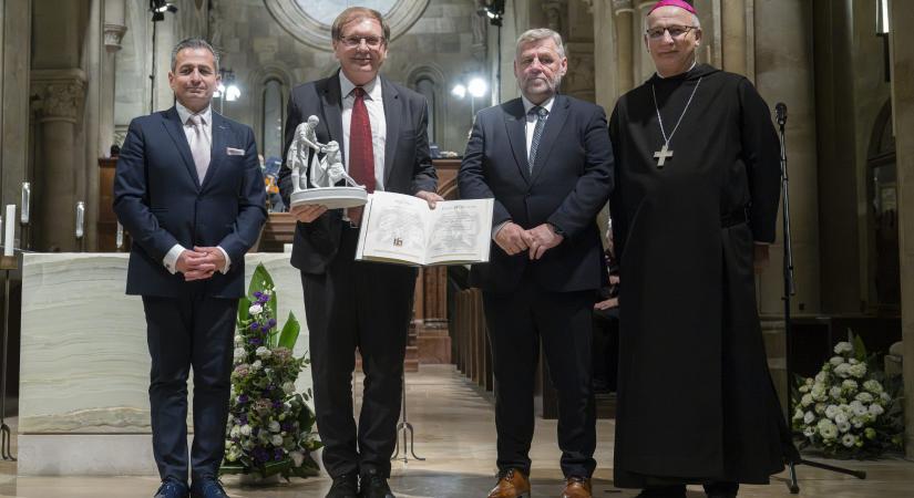 Fabiny Tamás evangélikus püspök Szent Márton-díjas