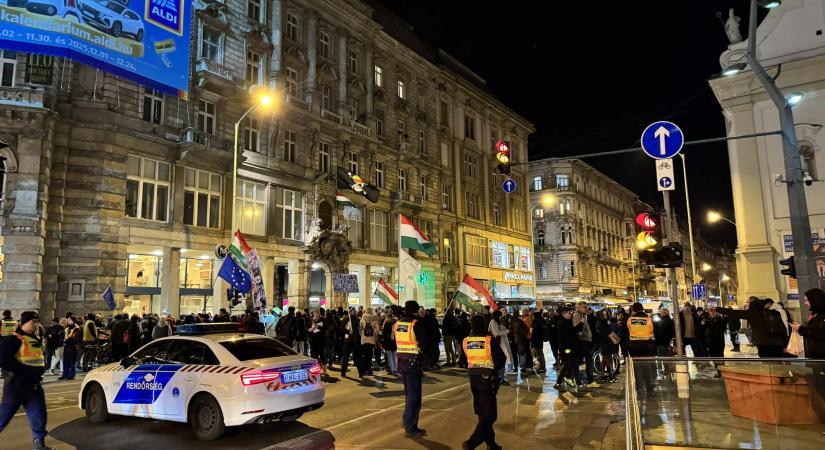 Hadházy maroknyi híve lezárta a forgalmat a Ferenciek terénél