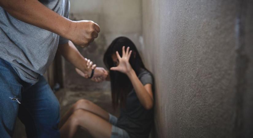 Bilincsben a bántalmazó férfi (videóval)