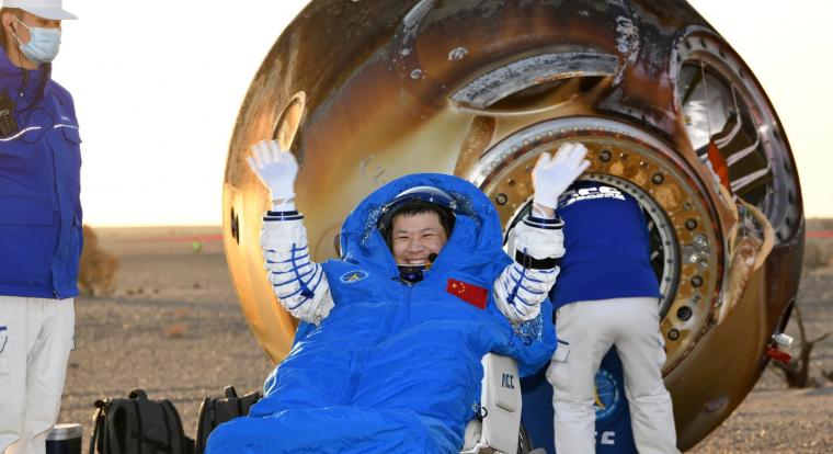 A sérült kapszula miatt rekordhosszú küldetés után tértek haza a kínai űrhajósok