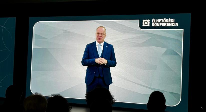 Meglepő: az igazi Navracsics Tibor követte Navracsics Tibor digitális klónját