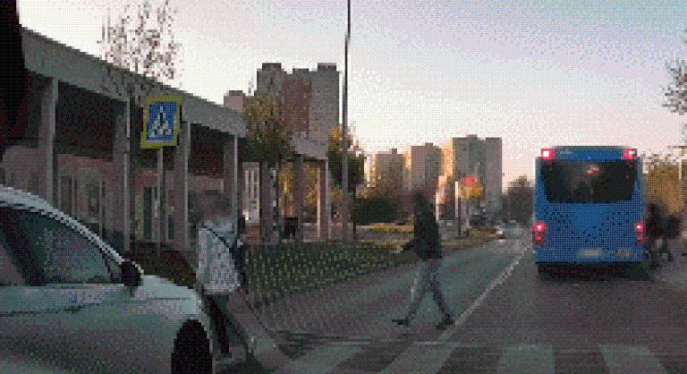 Nem garantálja a biztonságot a zebra: centiken múlt a baleset Budapest utcáin