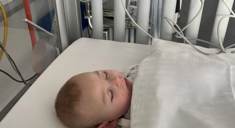 Gyógymód nincs, kisfiuk betegségének kutatására gyűjtenek a szülők