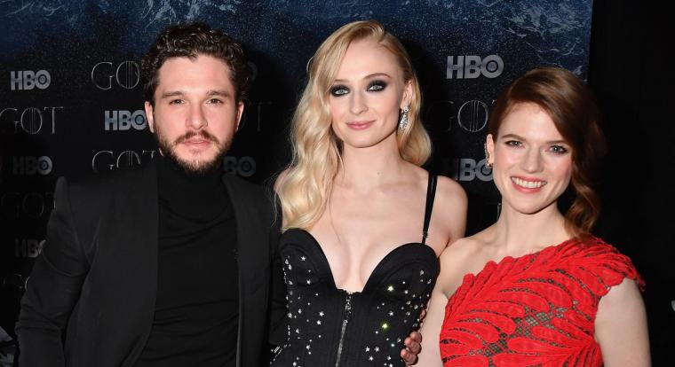 Most Kit Harington is elmesélte, miért volt olyan szörnyű megcsókolni Sophie Turnert