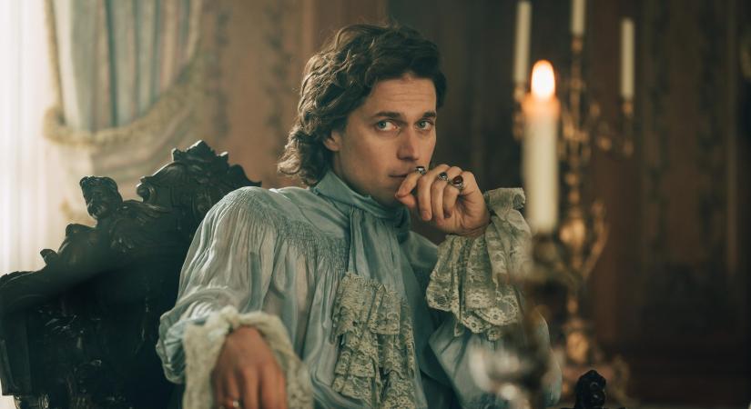 „Körülötted meztelen testek tucatjai mindenféle pózban, neked meg el kell mondanod a szövegedet” – Az Emily Párizsban Lucas Bravója elmondta nekünk, milyen volt orgiázni