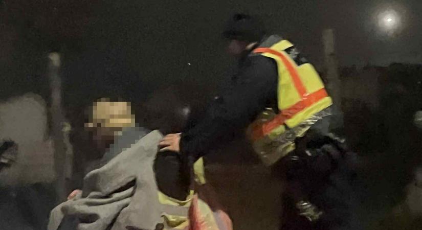 Lemerült rokkantkocsival rekedt a hidegben egy férfi, így találtak rá a rendőrök