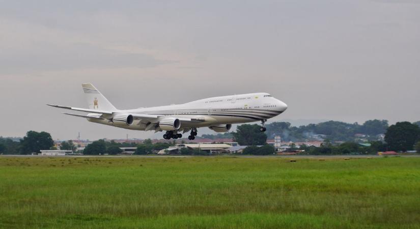 Leszállt Budapesten a „repülő palota”, Zelenszkij elájulna, ha látná, hogy minden arany