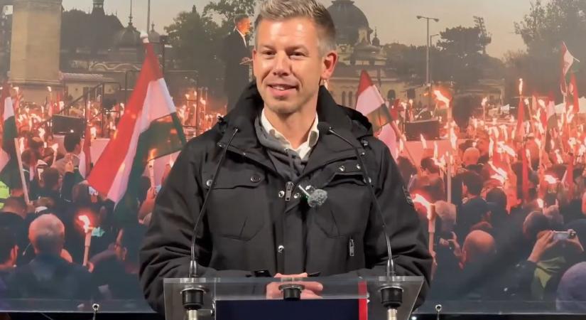 Jánoshalmán két férfi megpróbálta felkérdezni Magyar Pétert, de nem úgy tűnt, hogy tudnák, mivel akarják a Tisza elnökét megfogni