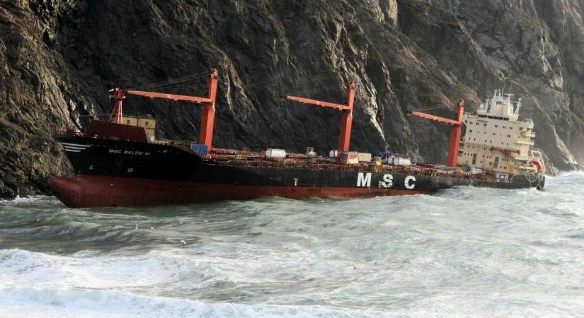 Ebből katasztrófa lesz: sziklának csapódott az óriási tankhajó, szétszennyezheti az óceánt – videón a zátonyra futott MSC Baltic III
