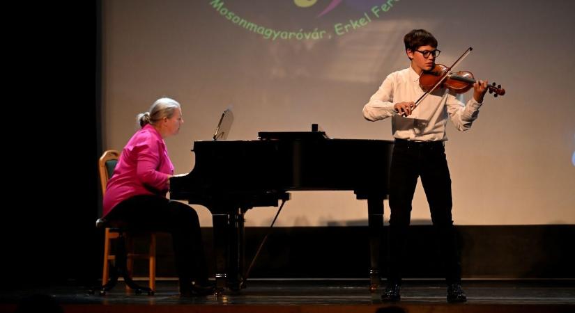 A Mosonyi Mihály Zeneiskola növendékei lepték meg a zeneszerető közönséget - fotók