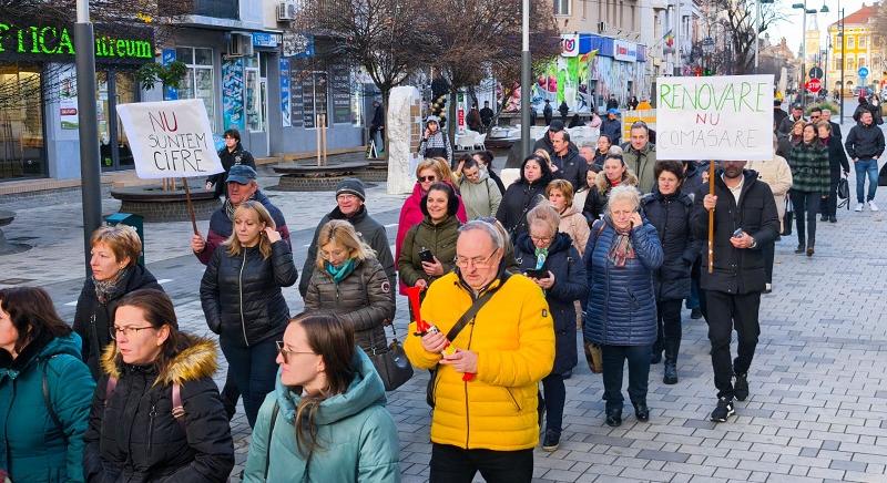 Vérszegény tiltakozásba torkollott az iskola-összevonások ügye Szatmárnémetiben